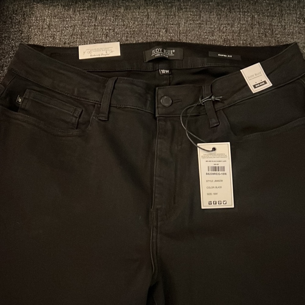Mid-rise skinny black jean capri Judy Blue